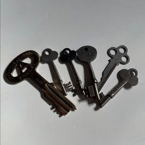 Set of 6 Vintage Keys